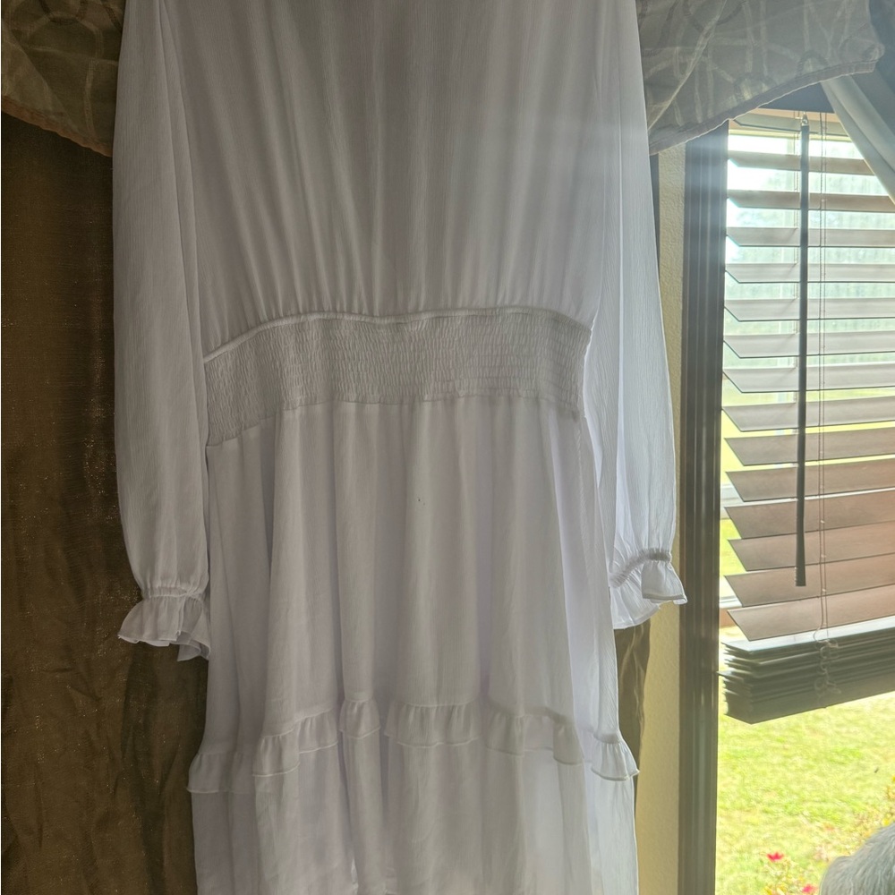#39–Elegant White Long Sleeve Dress - Picture 2 of 2